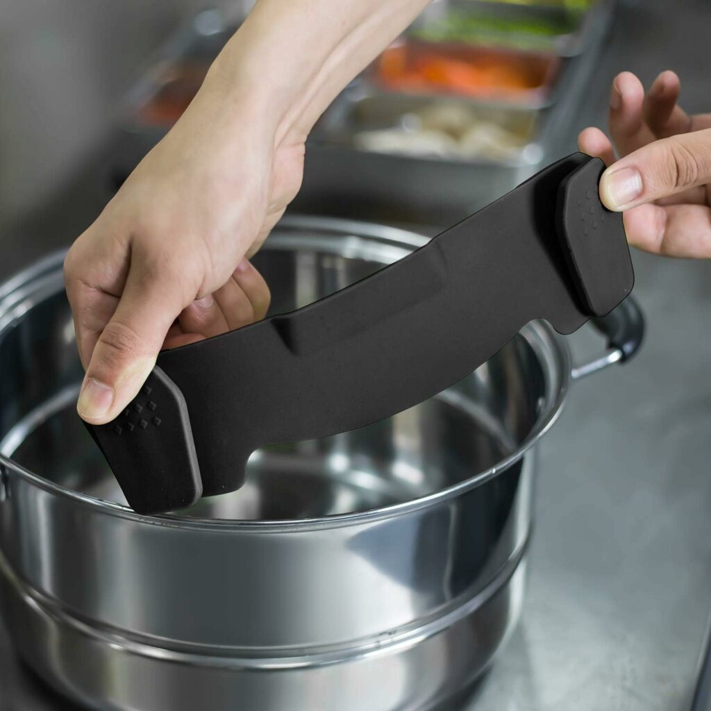 AUOON Clip On Strainer Silicone for All Pots and Pans, Pasta Strainer Clip on Food Strainer for Meat Vegetables Fruit Silicone Kitchen Colander AUOON Clip On Strainer Silicone for All Pots and Pans, Pasta Strainer Clip on Food Strainer for Meat Vegetables Fruit Silicone Kitchen Colander